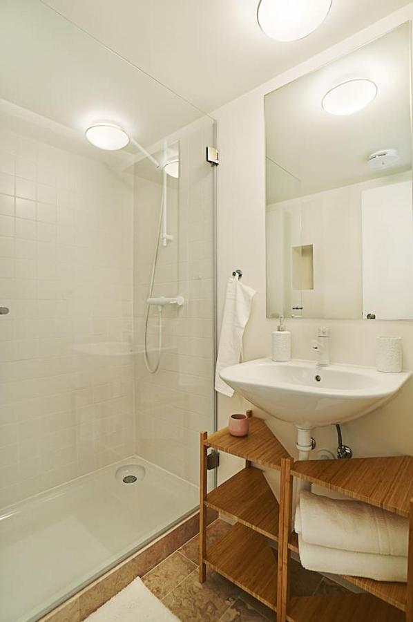 Lejlighed Modern Flat With Double Patio Right Next To Estrela Gardens Lisboa